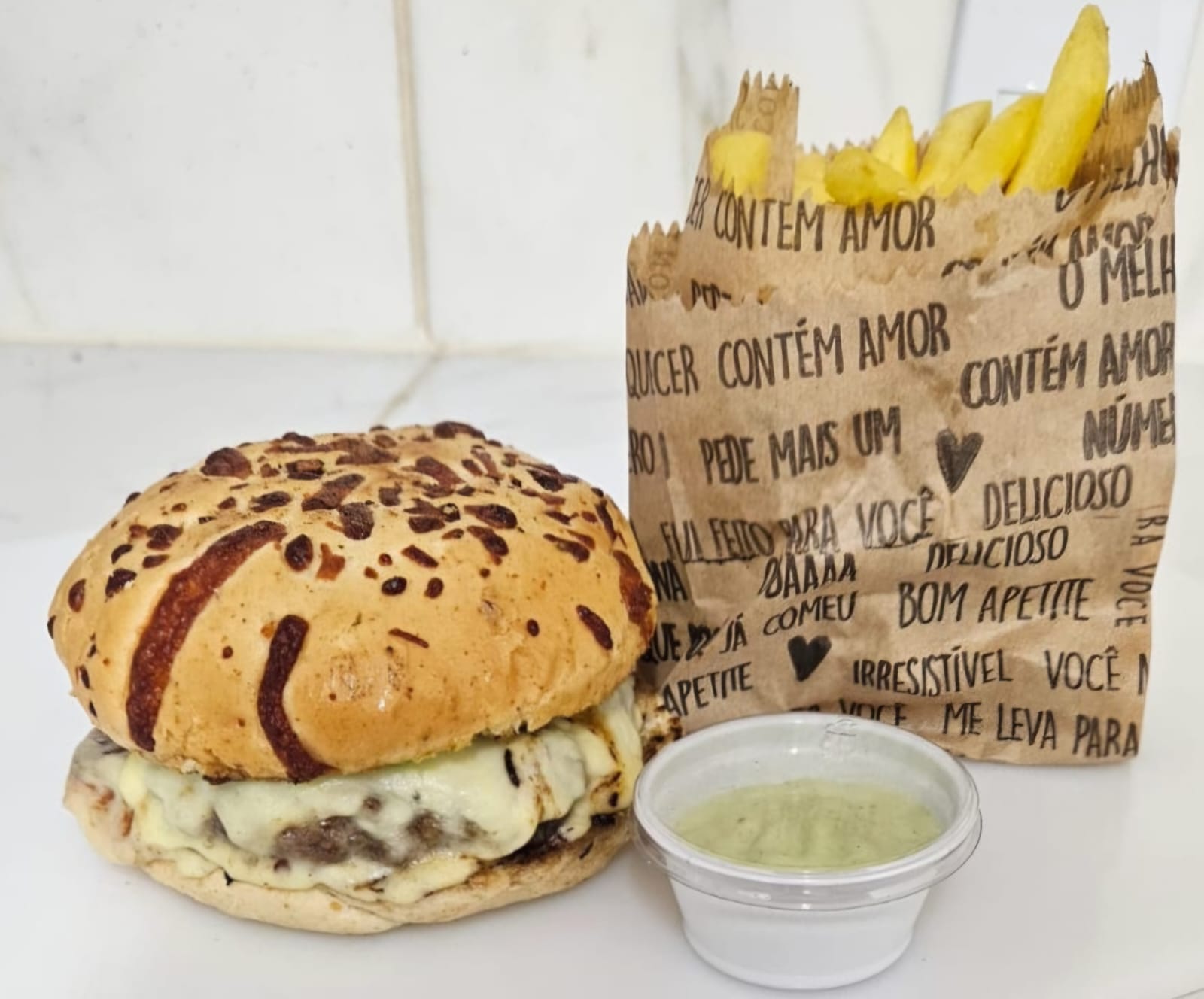 Burguer simple com batatas fritas