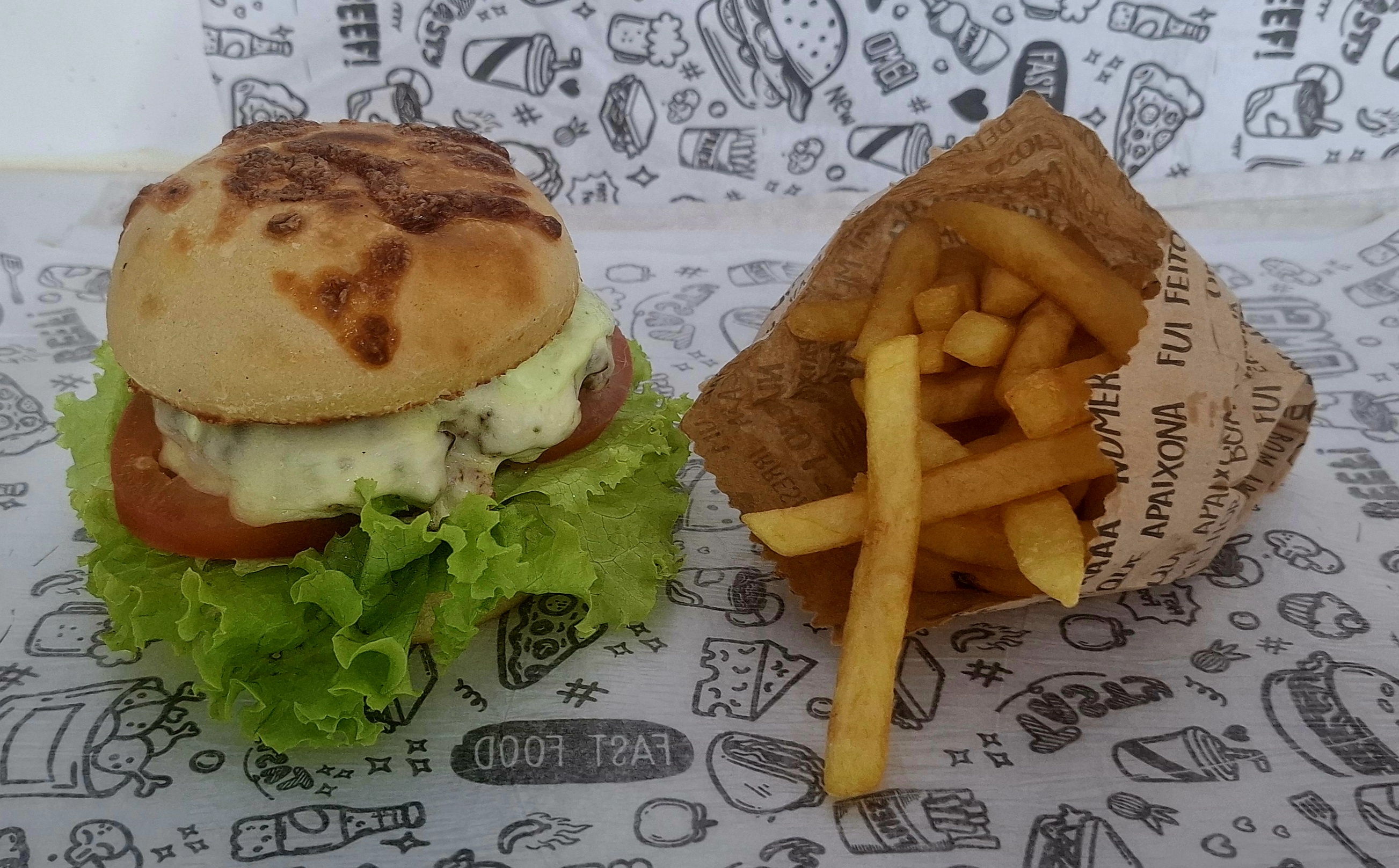 Burguer salada com batatas fritas