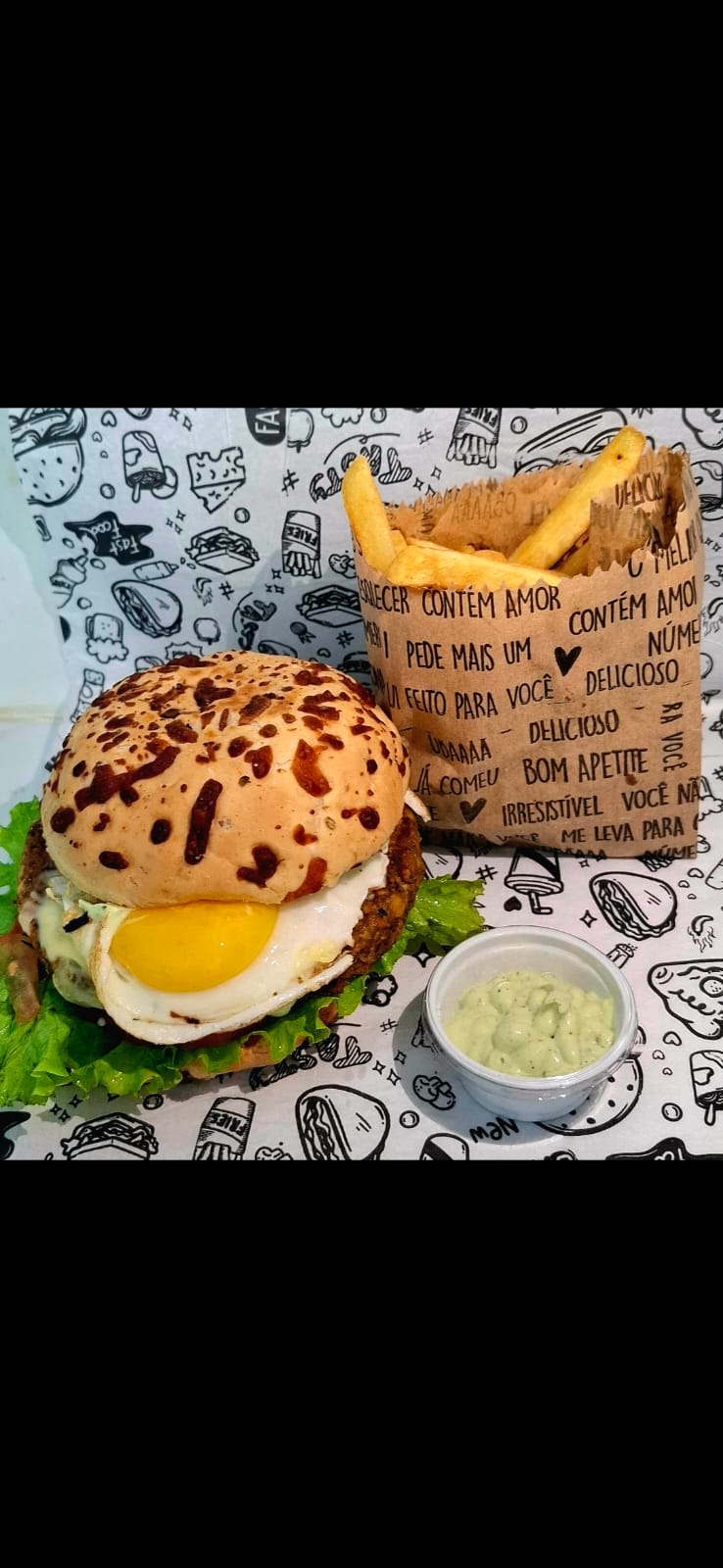 Burguer vegetariana completa com batatas fritas