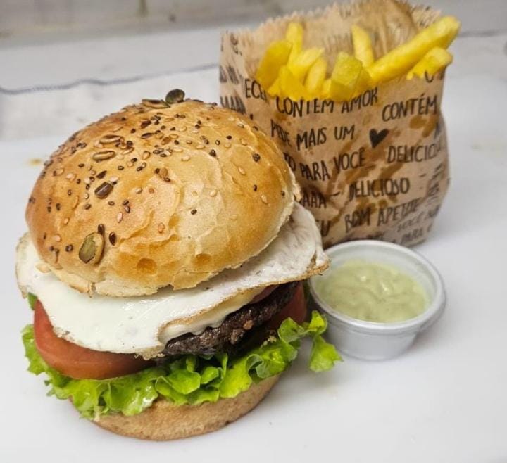 Burguers salada completa com batatas fritas 