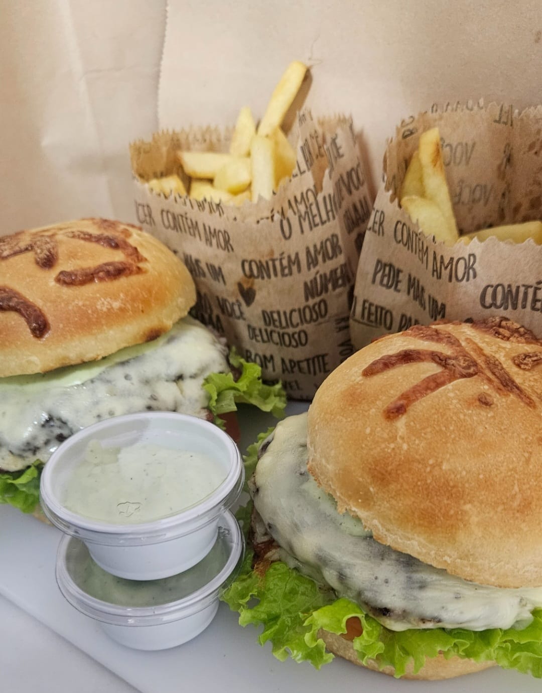 Combo casal 2 burguer salada com batatas fritas