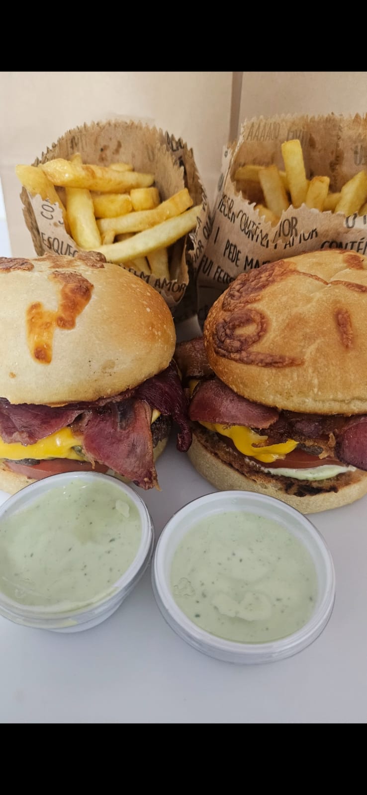Combo casal 2 burguers cheddar e bacon com batatas fritas