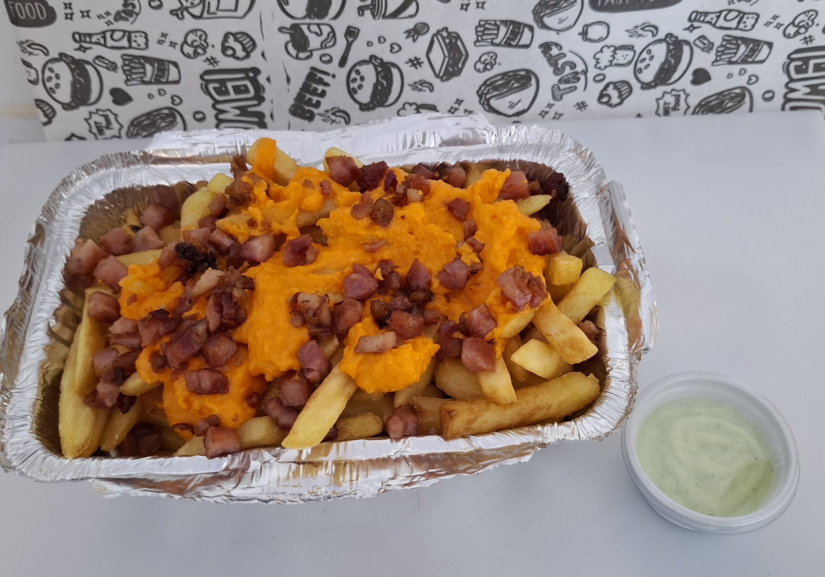 Batatas fritas com cheddar e bacon
