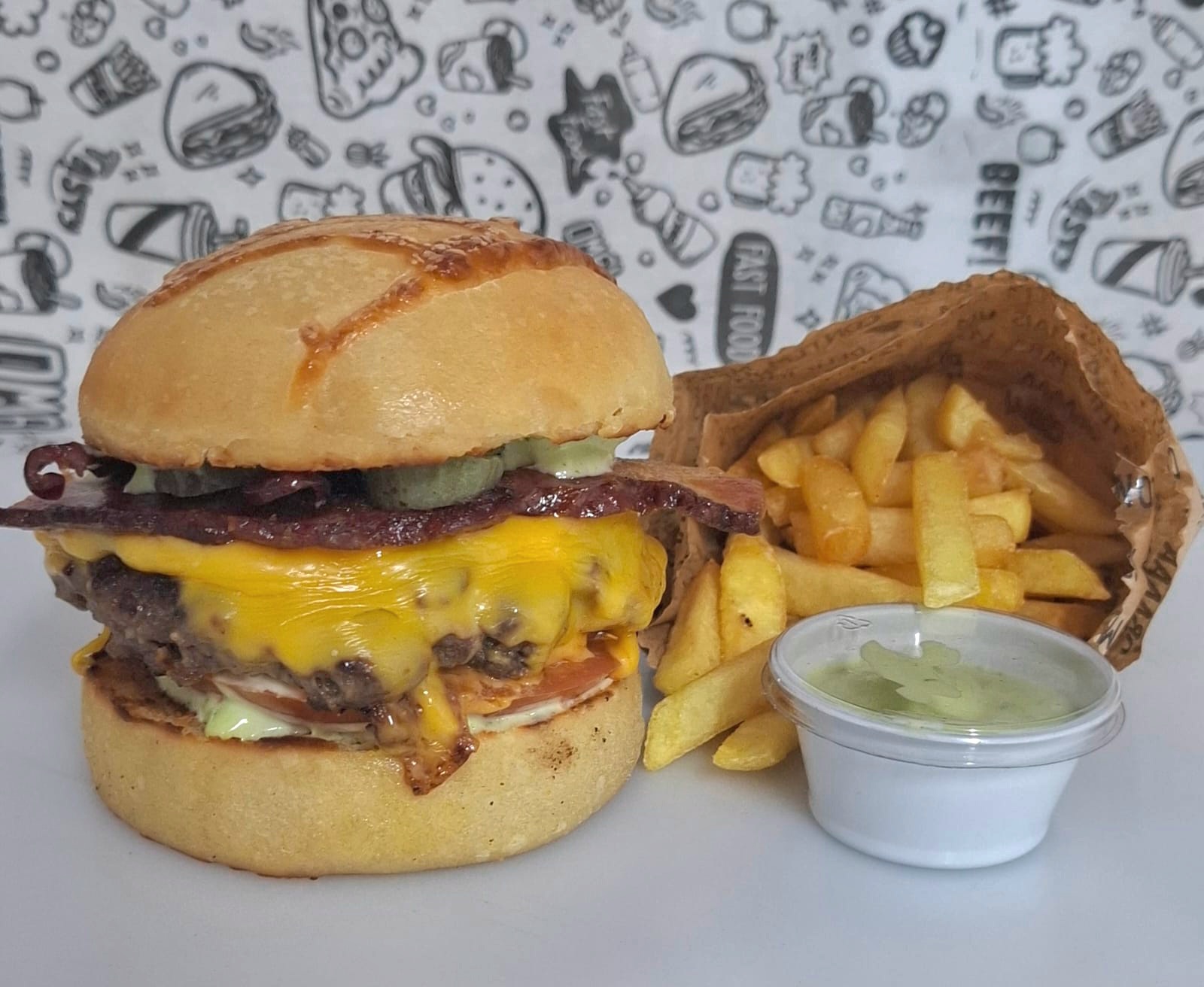 Especial cheddar e bacon com batatas fritas